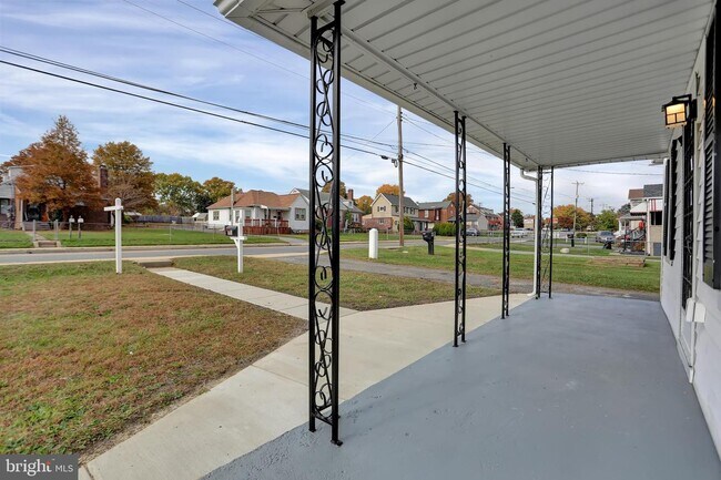 Building Photo - 605 Mace Ave