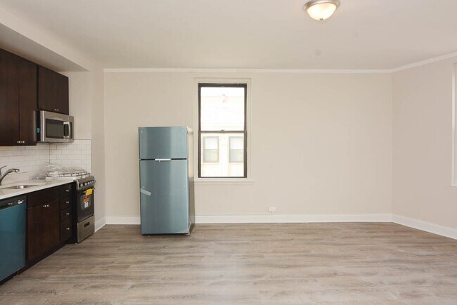 Foto del edificio - 3335 W Diversey Ave