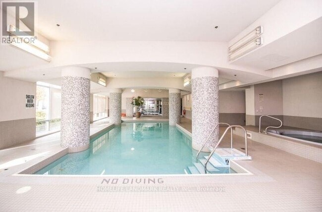 Photo du bâtiment - 16 Harrison Garden Blvd