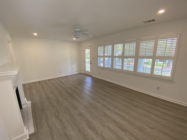 Building Photo - 37 Noble Glen Dr
