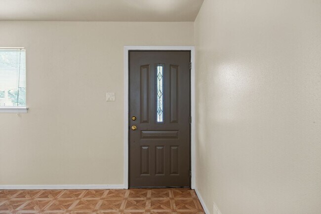 Foto del edificio - Charming Home Awaits: Spacious & Modern Li...