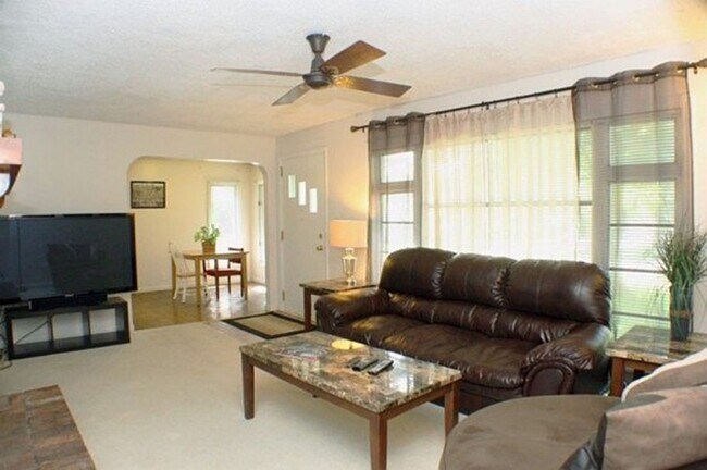 Foto del edificio - Corner Lot Charm: Spacious 3-Bed Home with Fireplace and Prime Location