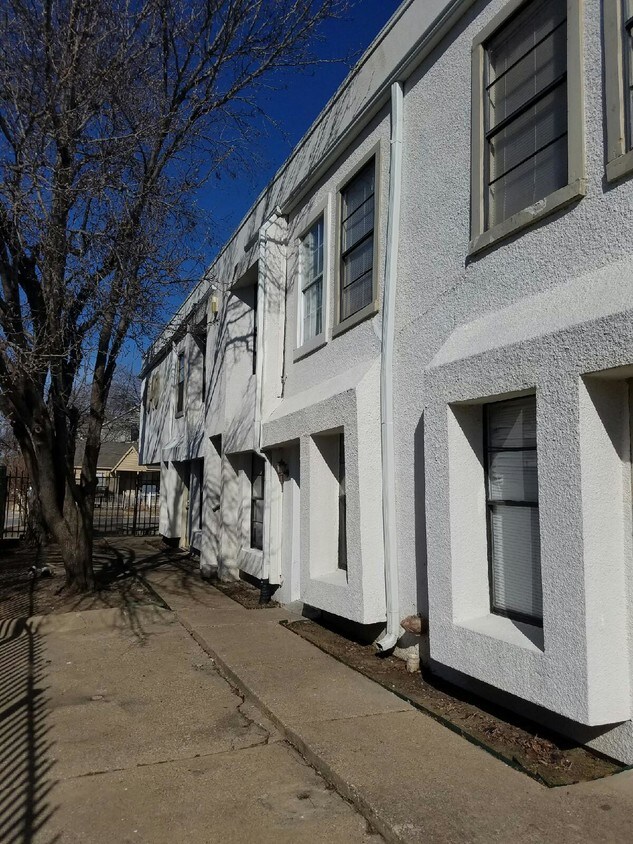 Primary Photo - 4040 Brown St