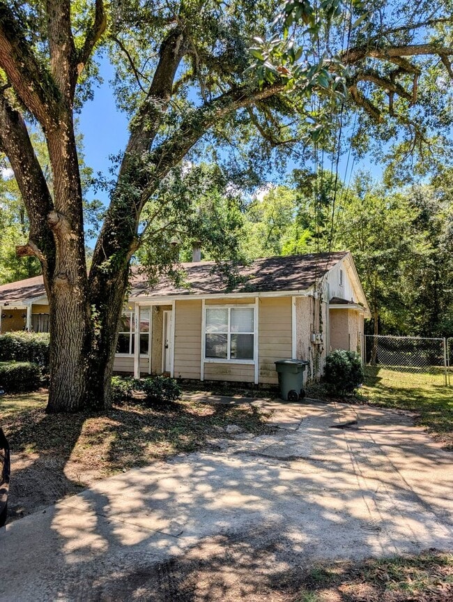 Building Photo - 1550 Blountstown St