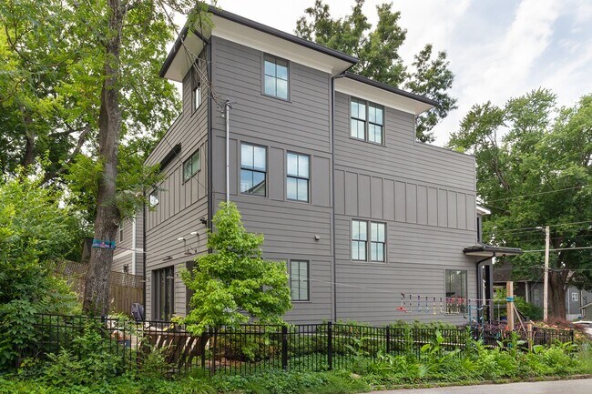 Foto del edificio - Stunning 4/3.5 Home in Highly Sought-After Area w/ 1300 Sq Ft of Outdoor Space!