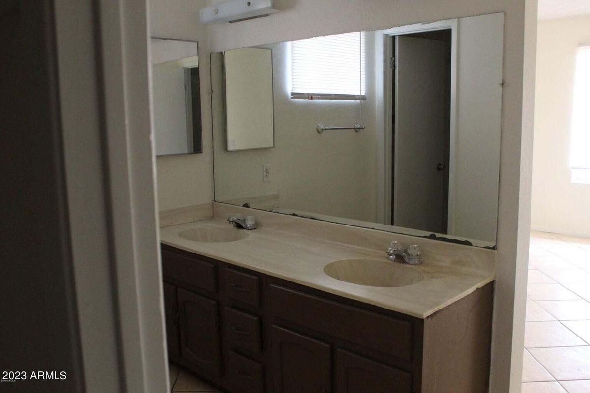 Foto del edificio - 1333 E Grove Cir