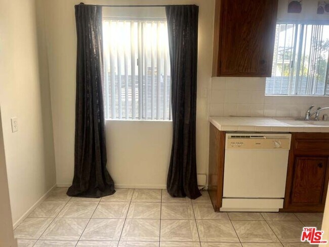 Foto del edificio - 1834 Thayer Ave