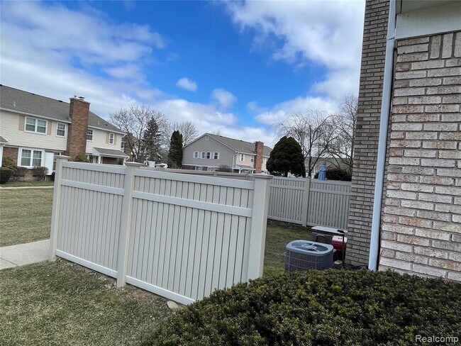 Building Photo - 20828 W Glen Haven Cir