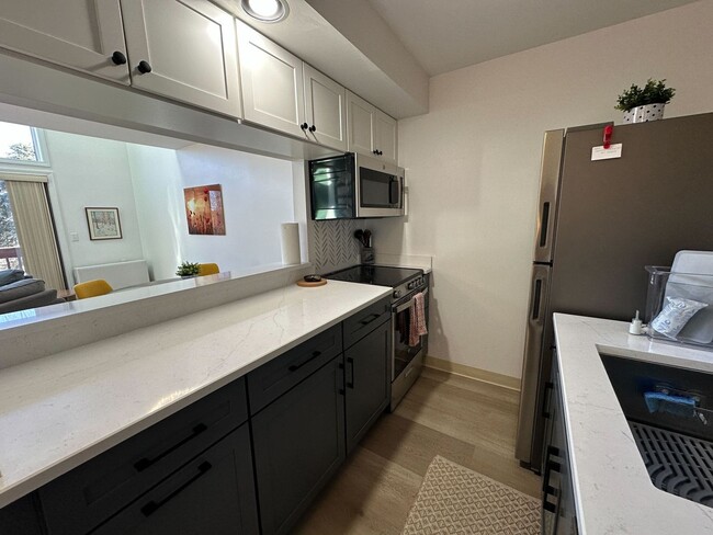 Foto del edificio - Beautiful Fully Furnished Seasonal 2 Bed 1...