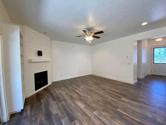 Foto del edificio - 4 br, 2 bath House - 350 E Vermillion Ave