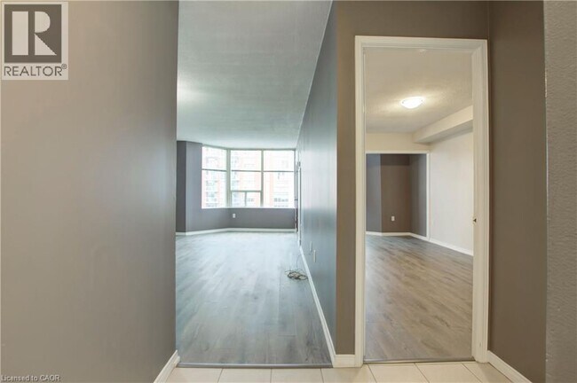 Photo du bâtiment - 1270 Maple Crossing Blvd