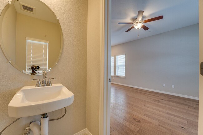 Building Photo - Stunning 3 Bedroom 2 Bathroom townhome in ...