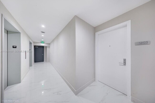 Foto del edificio - 700 NE 24th St