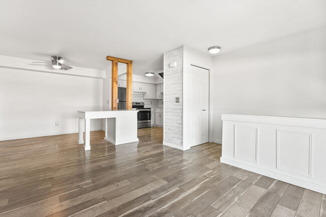 Building Photo - 221 Pinewood Cir