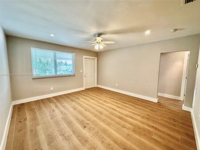 Building Photo - 10305 NW 35th Ct