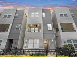 Building Photo - 2727 Clinton Dr