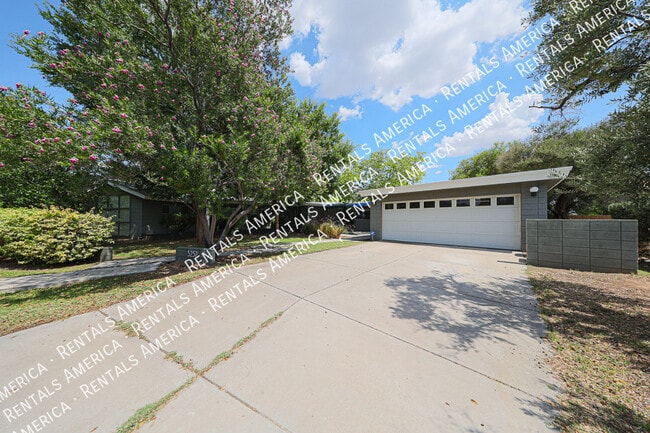 Building Photo - 3237 E Meadowbrook Ave
