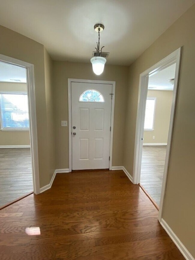 Foto del edificio - Charming 3 bedroom 2 bath home in Windsor park