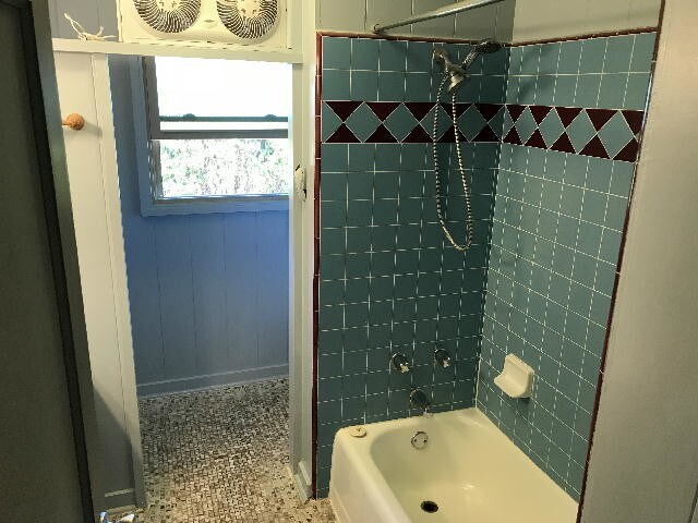 Building Photo - PAHOA AVE 3/1.5/2 ceiling fans, W/D, yd w/svc