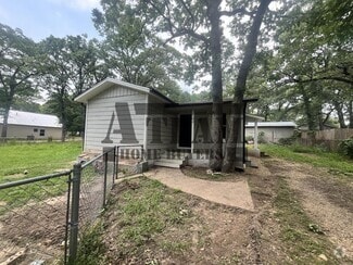 Building Photo - 142 Forrest Oaks Dr