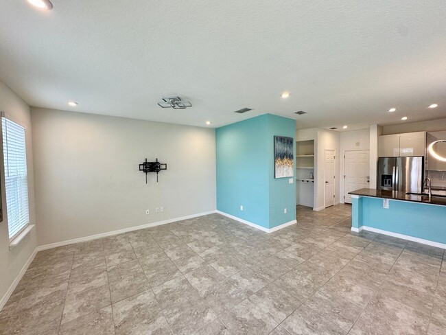 Building Photo - FOR RENT - Beautiful end unit townhouse in...