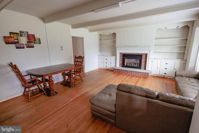 Foto del edificio - 321 Villanova Rd