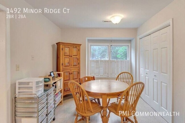 Building Photo - 2 Bed / 1.5 Bath Townhouse (Available 2/10...