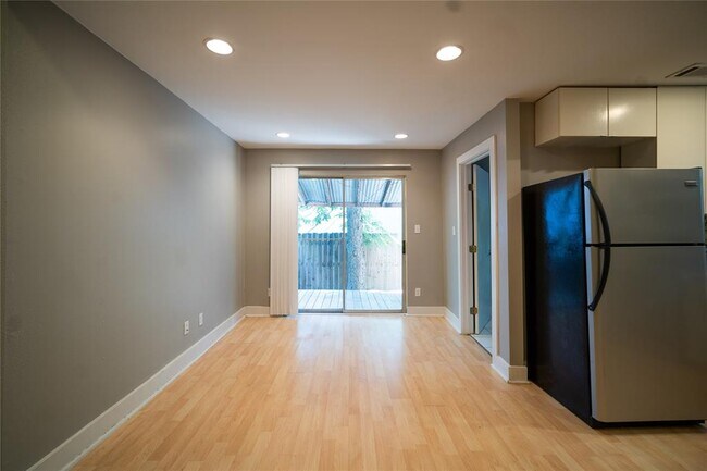 Building Photo - 711 Graham Pl