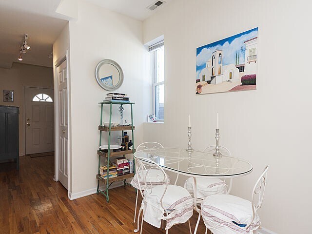 Building Photo - 2123 W Schiller St