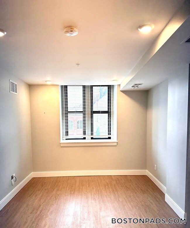 Building Photo - 517 Main St