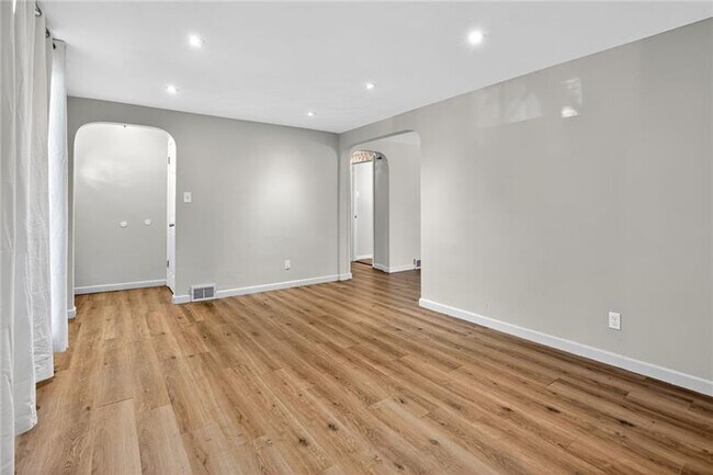 Foto del edificio - 546 Roseland Ave