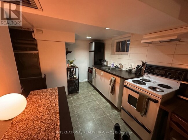 Building Photo - 165 Quebec Ave