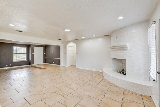 Building Photo - 5918 Darkwood Dr