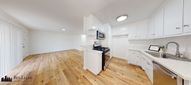 Foto del edificio - 15114 Dickens St.