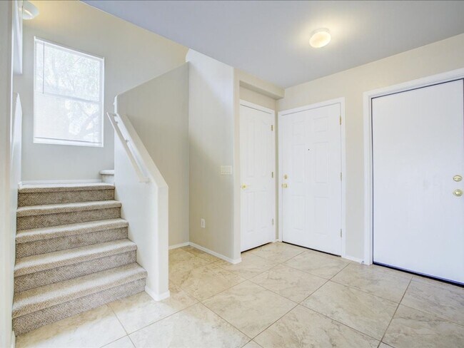 Foto del edificio - Spacious Two-Story 4 Bedroom with Upstairs Family Room & Large Encolsed Backyard!
