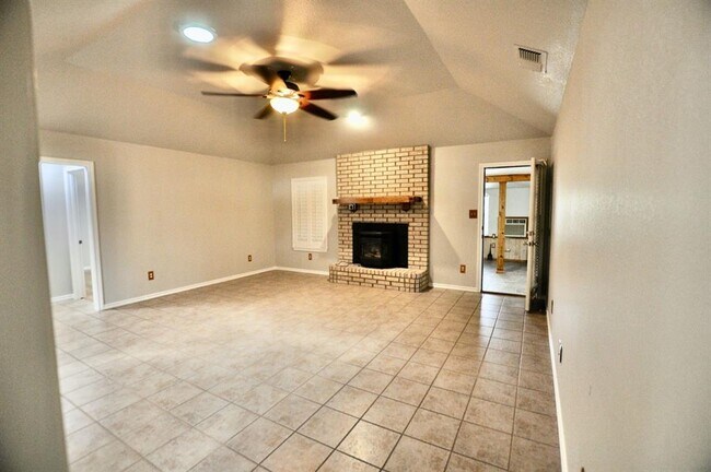 Building Photo - 1606 E Bankhead Dr