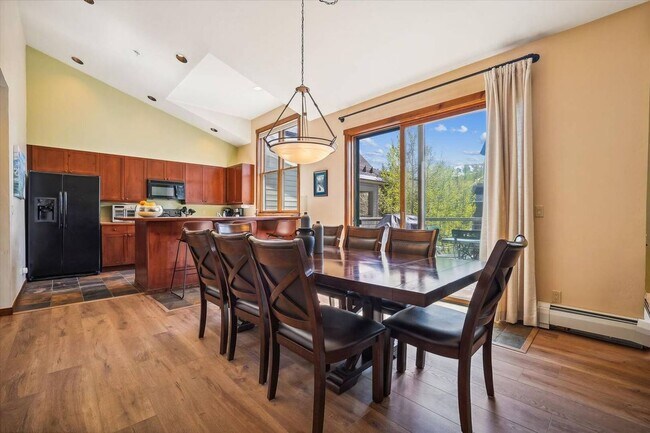 Foto del edificio - Walk to Main Street and the Slopes! Amenities Abound! MOST UTILITIES Included! Garage!