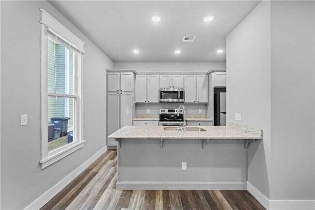 Building Photo - 772 S Locust Ave