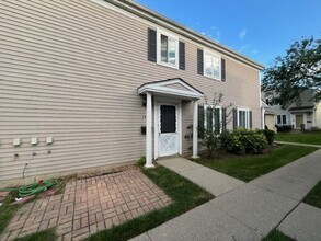 Building Photo - 1451 Cove Dr