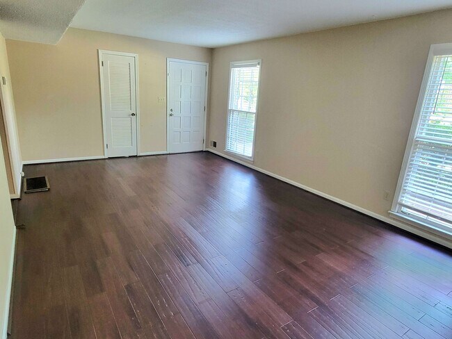 Foto del edificio - 804 Linbard Ln
