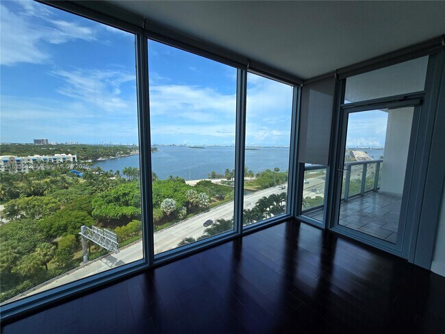 Foto del edificio - 601 NE 36th St