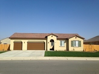 Foto principal - Beautiful 2014 Built Home - 5 bed 4 bath i...