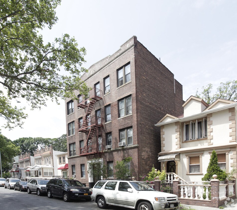 Building Photo - 922 E 15th St
