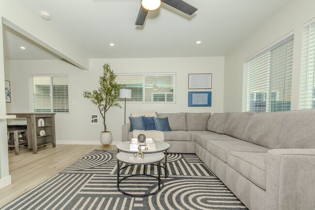 Foto del edificio - Renovated 1 Bed/1 Bath Single Family Home in Pacific Beach w/Patio/Parking/Washer/Dryer