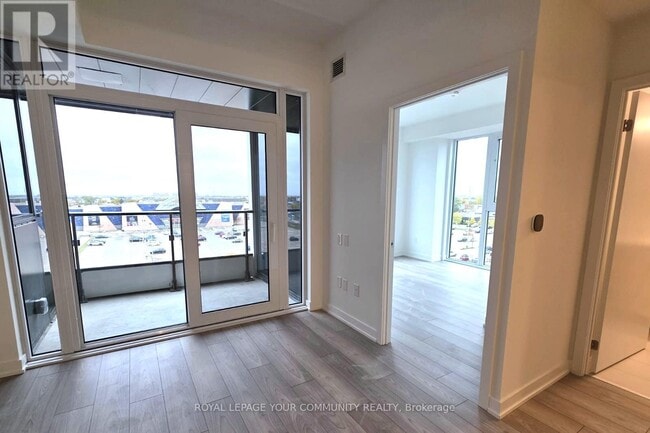 Photo du bâtiment - 1007 The Queensway