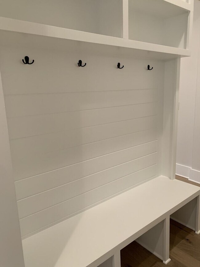 Foto del edificio - 4-Bed/2.5-Bath in Lockwood Glen!