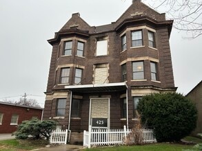 Building Photo - 425 N Vermilion St
