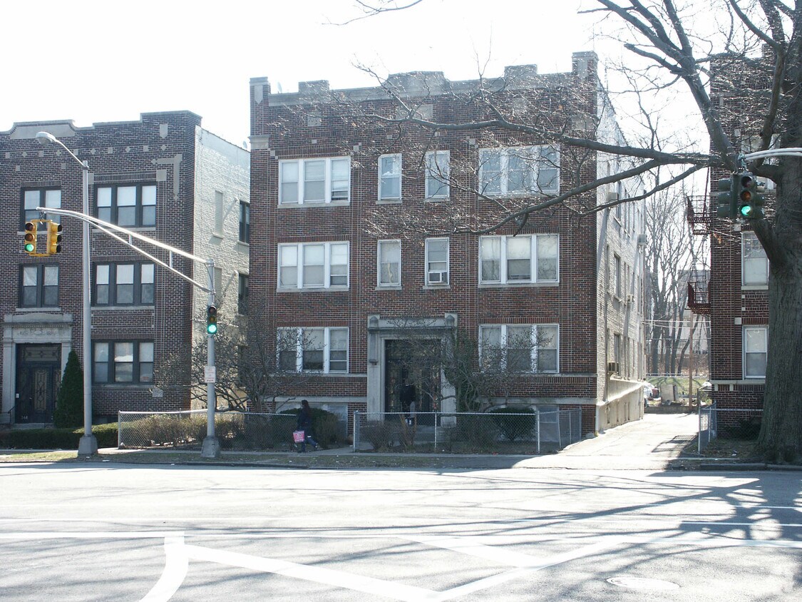 Foto principal - 348 Central Ave