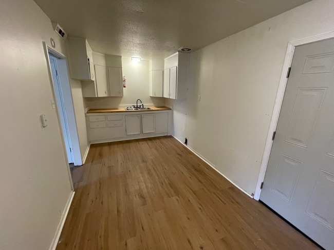 Building Photo - 319 Queen Margaret Ln