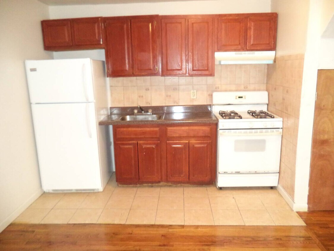 Primary Photo - 107-55 Remington St